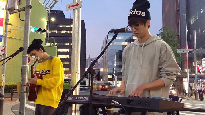 Chàng trai Nhật Bản hát Spark Your Name trên đường phố
