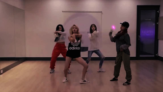 The second half of MAMAMOO’s serious practice room with glowing special effects is here!