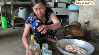 Mẹ làm ruột heo khìa nước dừa siêu ngon || Nàng Út Ống Tre