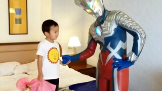 Ini hari ulang tahun anak itu, dan Ultraman Zero secara khusus memberinya hadiah ulang tahun.
