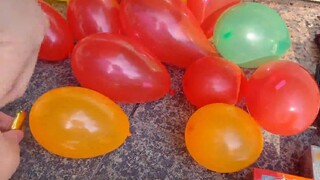 Pria itu mengambil uang di jalan, hanya memainkan kartu Ultraman untuk membuat balon! Habiskan 30 yu