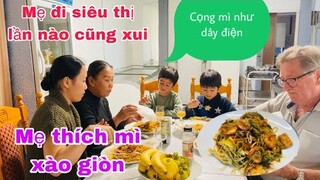 Mì xào giòn/Ba bà cháu tác nước hồ bơi/ mẹ đi siêu thị lần nào cũng xui/cuộc sống pháp