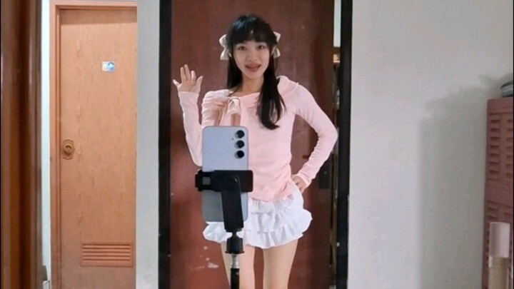 Mau retake yg bajunya lebih comfy buat gerak wkwkkw yang ini bagus outfitnya tp gerak terbatas 🥹