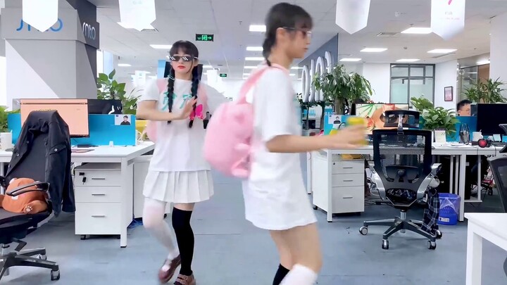 Tarian canggung di kantor 2D - lagu square dance "Drunken Butterfly", Anda yang menentukan apakah An