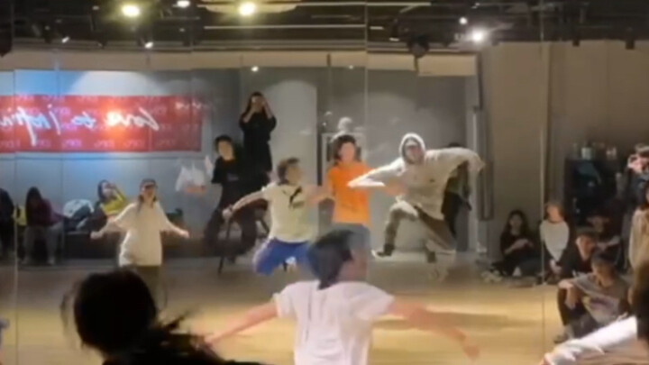 Hiphop bạo lực cất cánh!
