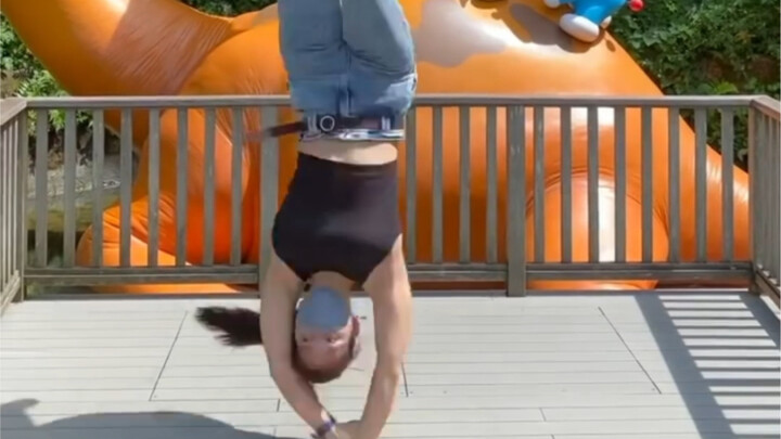 The girl's difficult handstand spin is too strong, right?