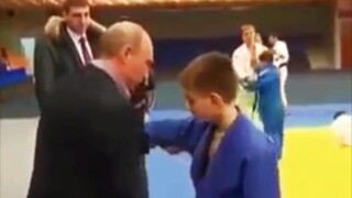 Putin teaches shoulder throw on the spot