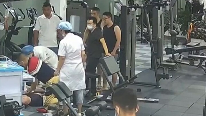 Seorang pria di gym tiba-tiba mengalami serangan jantung, dan para simpatisan bergegas membantu.