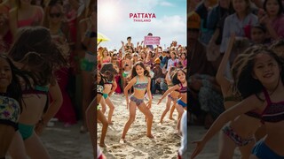 บนชายหาดพัทยา. ฉันอยากฟังยูโรบีทกับน้องสาวในชุดบิกินี่บนชายหาด pattaya with bikini gal