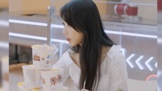 Aku sangat suka "Kita seumuran dan kamu berpura-pura menjadi manis bersamaku", istriku sangat manis,