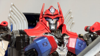 Prajurit cacat brutal di medan perang—Gambar cermin Transformers Ultra Magnus diubah menjadi Optimus