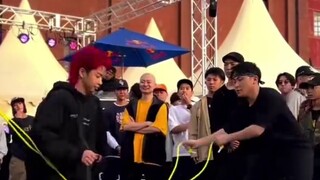 ดูเหมือนว่าจะซับซ้อน แต่จริงๆ แล้วมันยากมาก สามารถรวมการเต้นสตรีทเข้ากับการกระโดดเชือกได้หรือไม่?