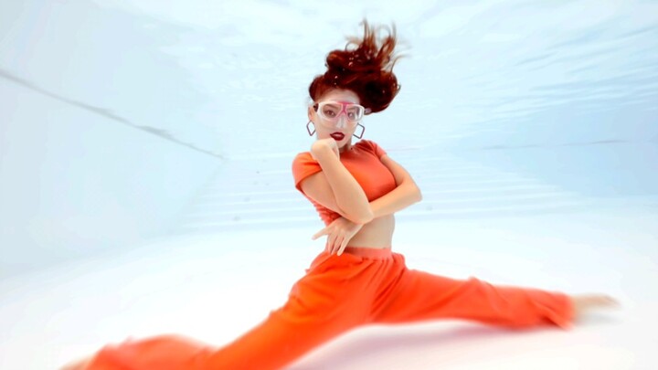 HyunA's "pingpong" underwater dance