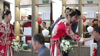 Khi đôi uyên ương mới cưới quỳ xuống để tỏ lòng thành kính với cha mẹ cô dâu, người cha chỉ còn lại 