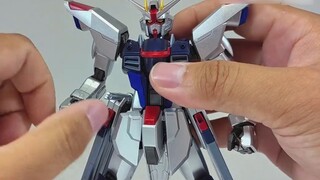 [e-pigeon model play] Dancing sword! Bandai MG Freedom Gundam 1.0 electroplating version!