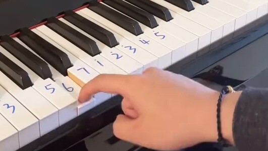 Chỉ cần đôi tay, bạn có thể học thuộc "Khúc bi ca" của InuYasha trong một phút