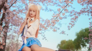 Siapa yang tidak suka pacar yang bisa cosplay dan menari?