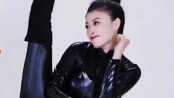 เธอออกจากคณะเต้นรำและแต่งงานเข้าสู่ครอบครัวที่ร่ำรวย ตอนนี้เธอมีความสุขเหมือนนางฟ้า เธอคือสาวงามเอเว