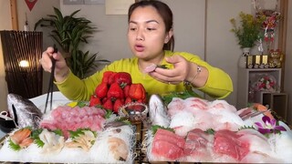 Dâu tây & Sashimi mãi đỉnh ta nói 1 mình cân 2 mâm to đùng muốn ứ hự