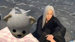 Yu Shuxin fokus pada patung tanah liat suaminya. Wang Hedi di kameranya sangat lucu