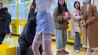 The knee-length white silk miniskirt, the little sister with rabbit teeth dances to Lin Nayeon's pop