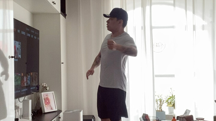 我与电钻师傅的配合越来越默契了.