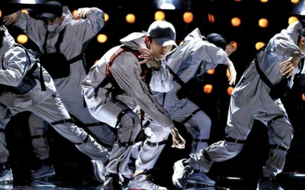 Lu Han danced solo like crazy, he is just like a human timing machine without any emotion! His stage