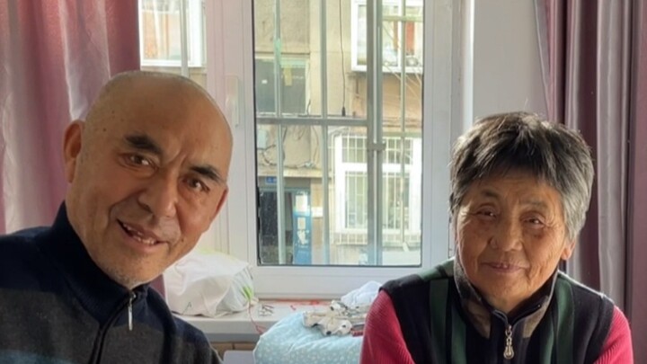 Give red envelopes to grandparents and test their reactions