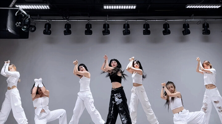 [aespa] VEDIO "UP" DANCE PRACTICE của KARINA, chuyến lưu diễn Ngày tháng Năm của nữ quá bận rộn và t