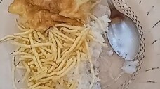 makan nasi telor dadar mireng