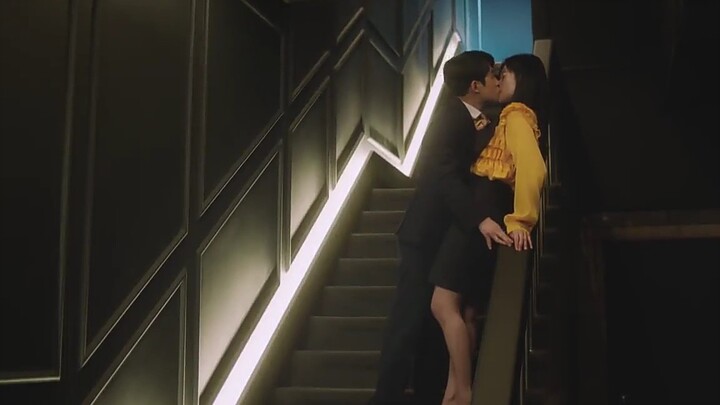 Saat mengantar rekan kerja pulang, mereka berciuman di tangga.