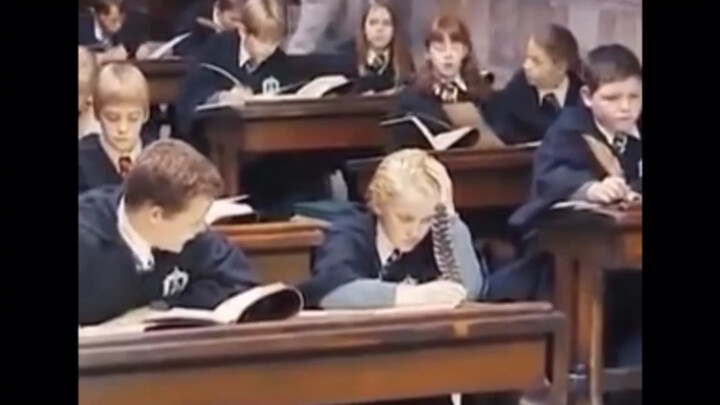 นักแสดงรุ่นเยาว์ของ Harry Potter กำลังทำการบ้านในกองถ่าย