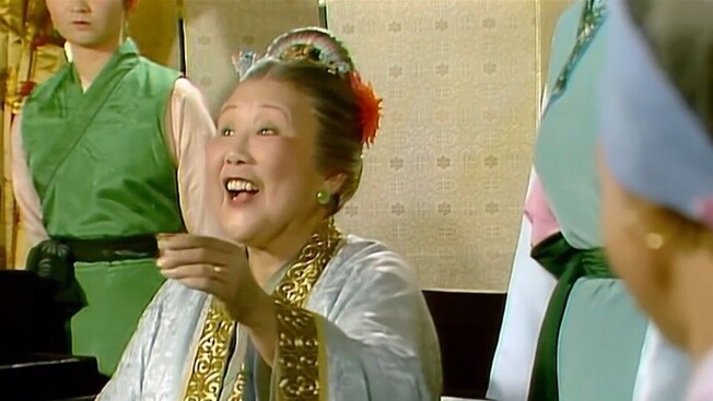 The same is true of Jia's dining manners. The old version: dignified and elegant, the new version: r