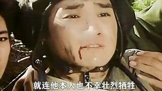 Người lính dùng súng tiểu liên nhắm vào một bé gái tám tuổi