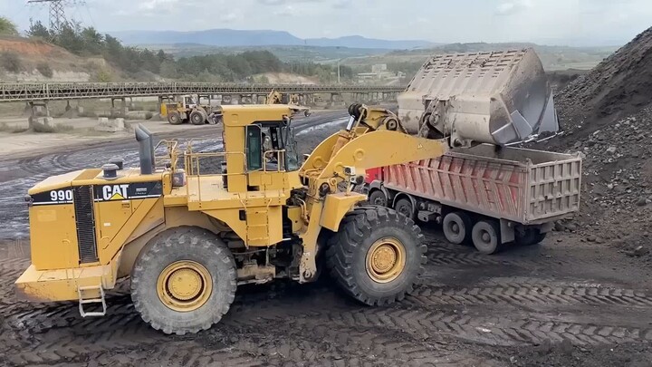 Caterpillar 990 Wheel Loader Loading Coal On Trucks With Two Passes - Ektor Epe