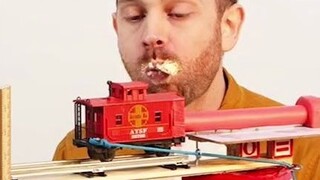 The latest work of the sand sculpture inventor Joseph: automatic feeding machine