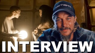 RAISED BY WOLVES Interview mit Travis Fimmel & Abu Salim | Behind The Scenes | HBO MAX | TNT Serie