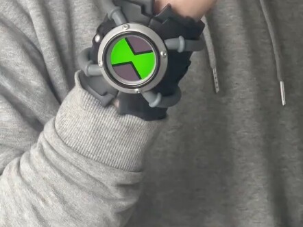 Atas dengan jam tangan omnitrix kecil yang rusak