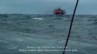 Mereka terhempaskan ombak ttp smngt, kita perlu melestarikan lingkungan agar msh bisa makan ikan