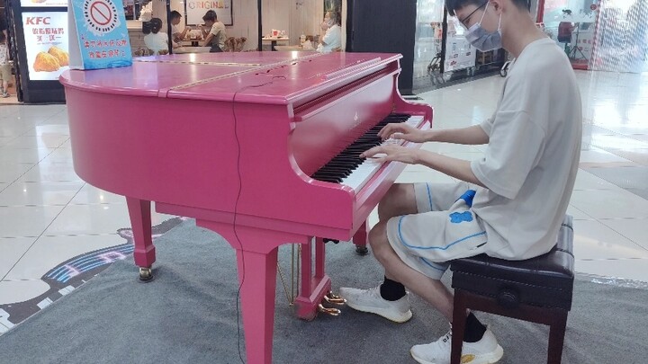 [Piano] Siswa SMA IKUN bermain ayam dengan penuh semangat di jalan, kamu sangat cantik! Bisakah pian