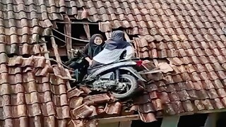 meme absurd yg saya temukan diatap rumah