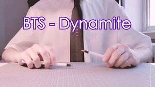 Memainkan Cover Dynamite-BTS Penbeat dengan Pena dan Seragam DK