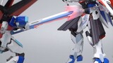 Pinggang Freedom Gundam sudah mulai melukai Bandai MR Soul Impulse Gundam di luar kotak untuk dibagi