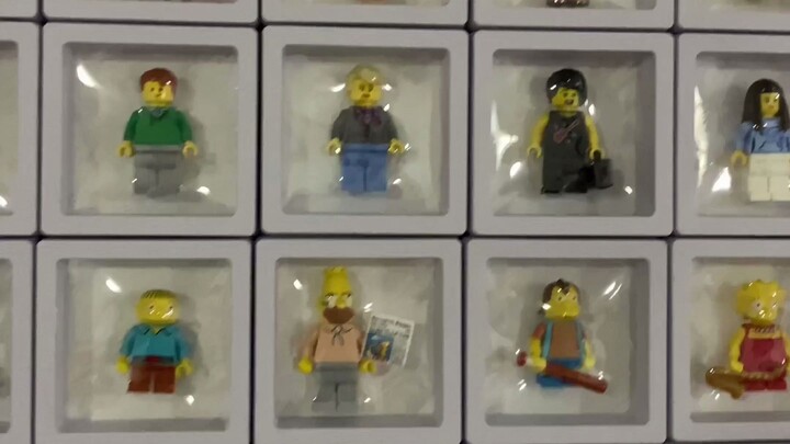 Laporan minifigure Lego di dinding