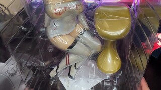 Saya menghabiskan 70 yuan lagi untuk membeli patung gadis balap Prince of Wales. Versi mana yang leb