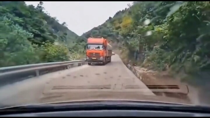 This huge truck came so fast that it scared the car in the video!