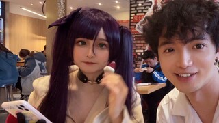 Trưởng nhóm cosplay Mona để đi ăn KFC! không thể nghe! Bạn muốn nhận được huy hiệu dù giọng nói của 