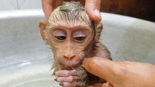 Routine Bathing!! Little Yaya sits down gently in warm water let Mom clean up her body