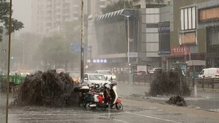 Mưa lớn trên đại lộ Nam Sơn ở Thâm Quyến, lần đầu tiên tôi nhìn thấy thác nước cống đen