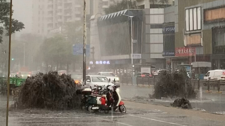 深圳南山大道暴雨，第一次见黑色下水道瀑布
